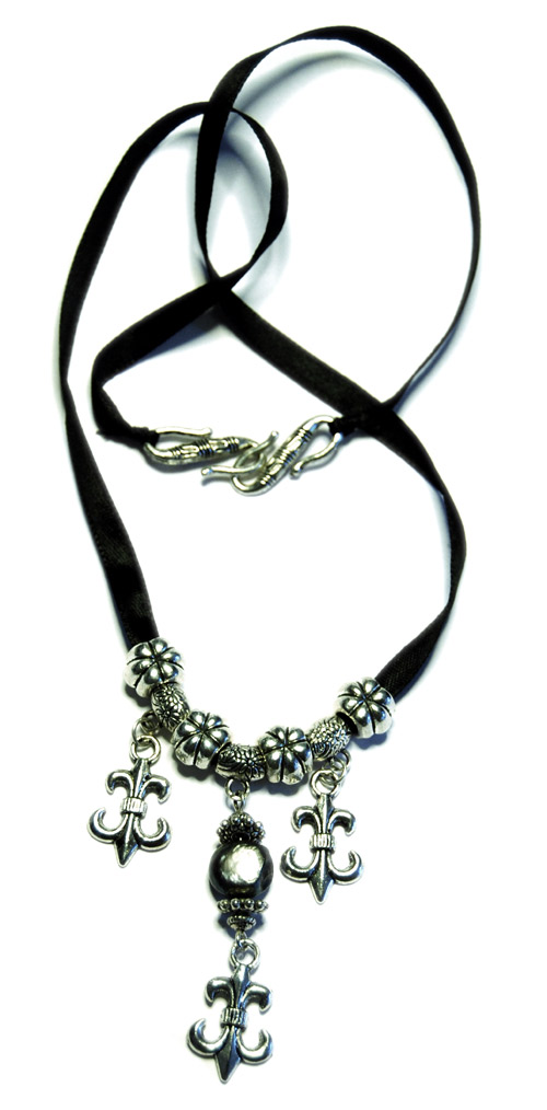 Fleur de lis Halsband