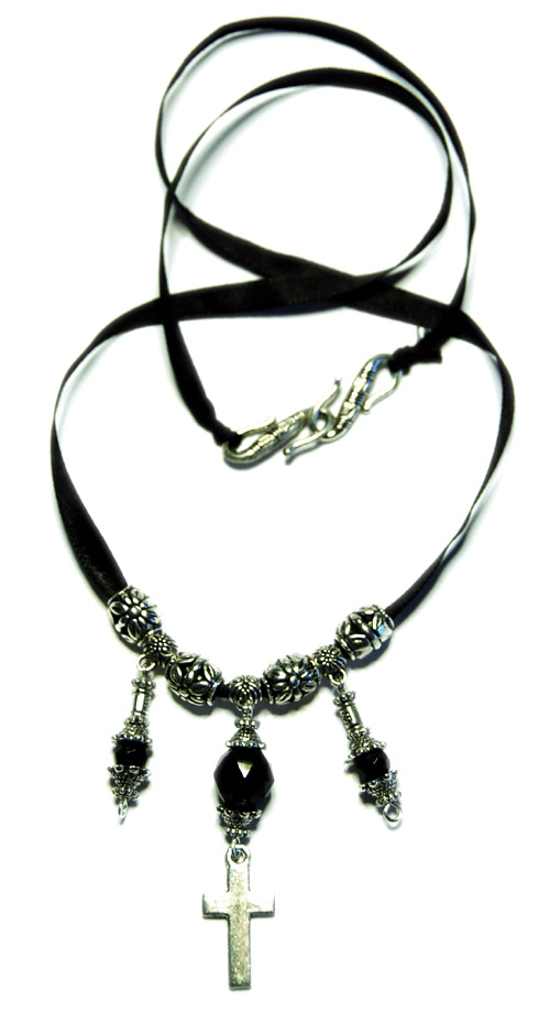 Ethereal halsband med kors och svarta pärlor