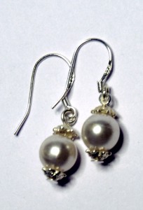 Snowballs, örhängen med vita pärlor
